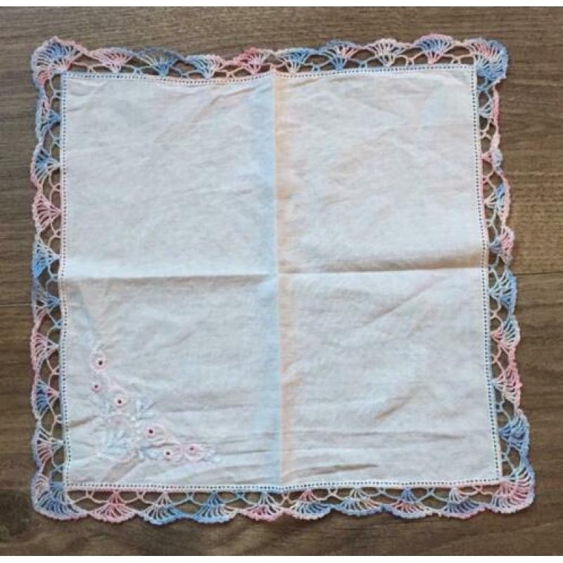 Vintage zakdoeken met blauw rosa gehaakte rand