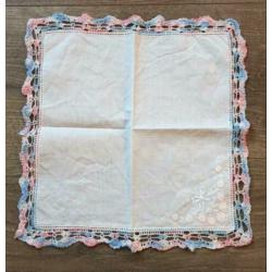 Vintage zakdoeken met blauw rosa gehaakte rand