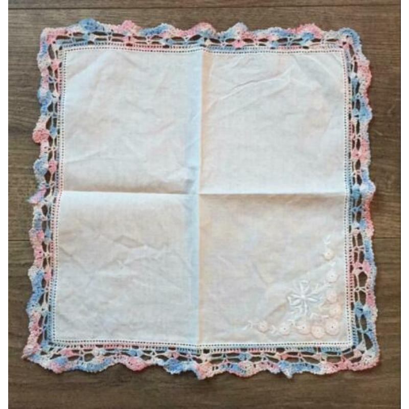 Vintage zakdoeken met blauw rosa gehaakte rand