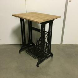 Sidetable met vintage naaimachine onderstel - bij TTM Wonen