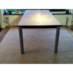 Unieke tafel, authentiek teak blad op modern onderstel