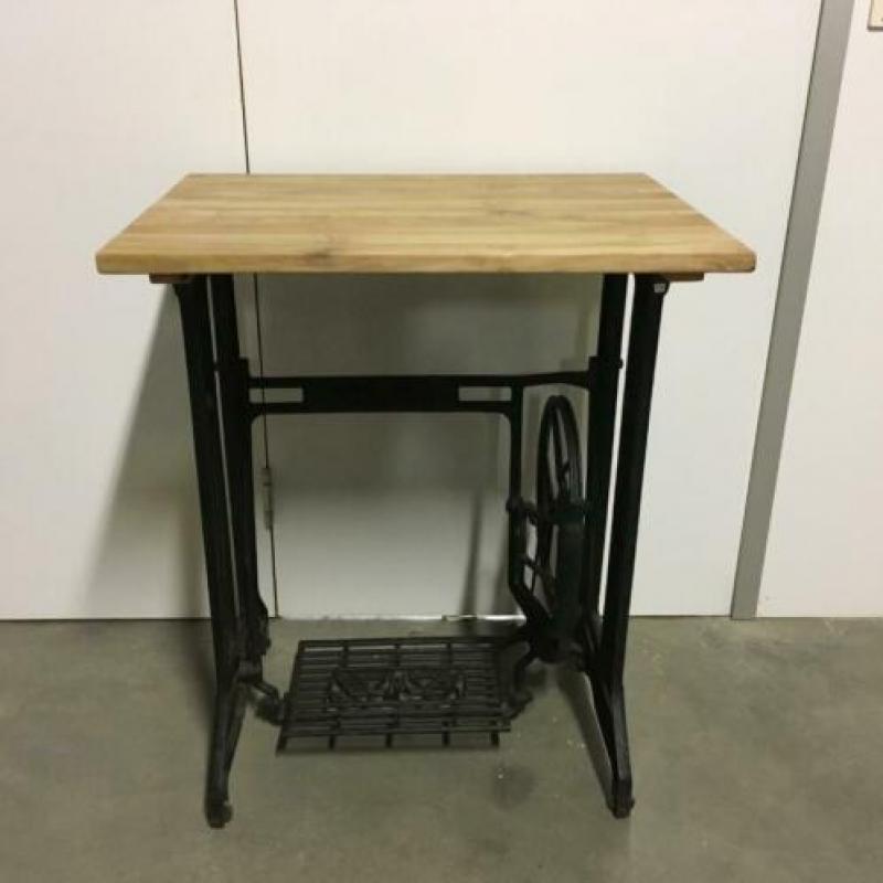 Sidetable met vintage naaimachine onderstel - bij TTM Wonen