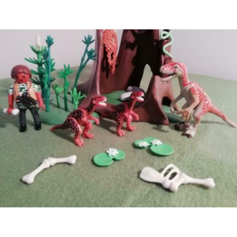 Fraai dinosaurus - dino nest met dino en jongen