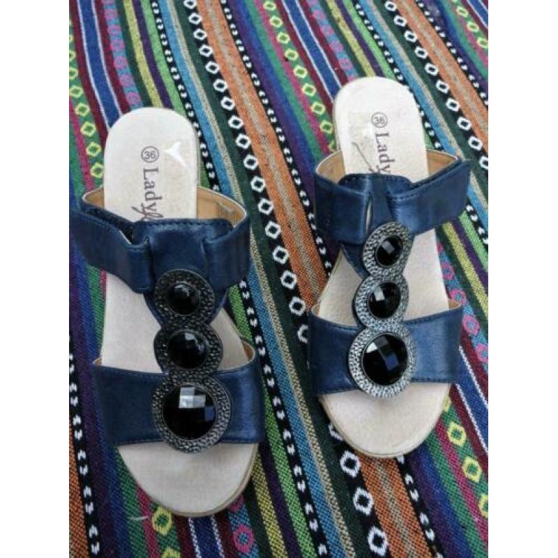 Maat 36 * Blauwe Ladyflex sandalen met 3 zwarte stenen