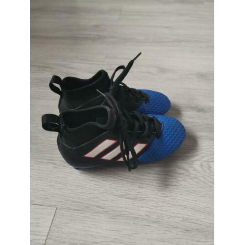 Adidas voetbalschoenen maat 28 (zgan)