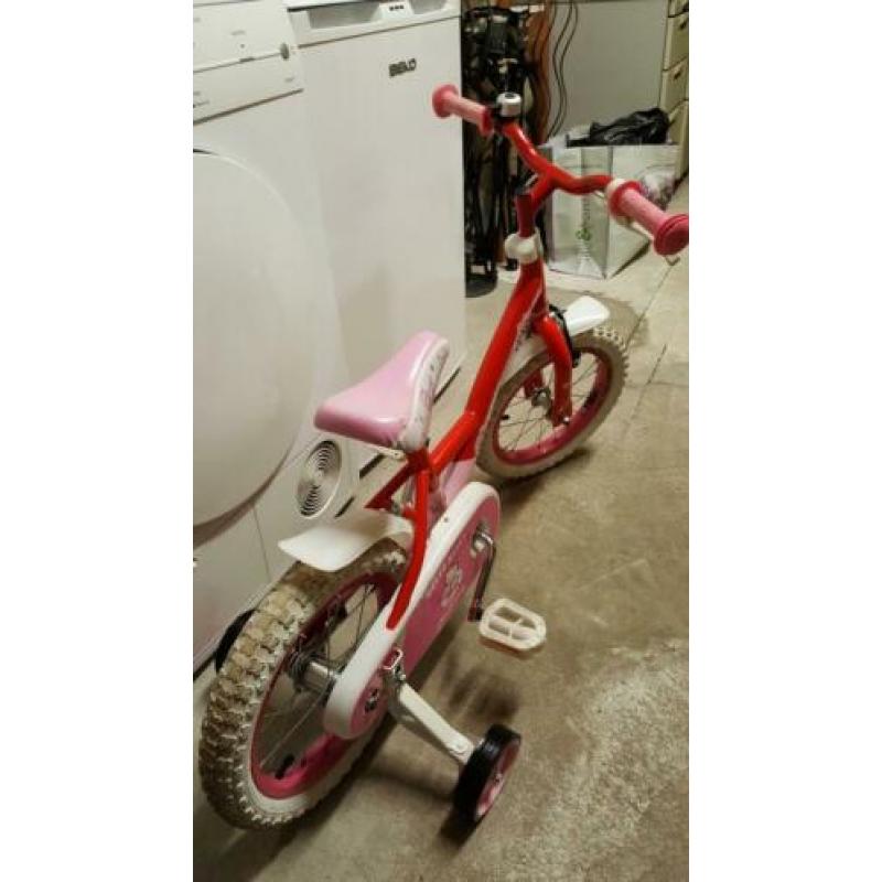 Mooie Hello Kitty kinderfietsje 14 inch. Met zijwieltjes.