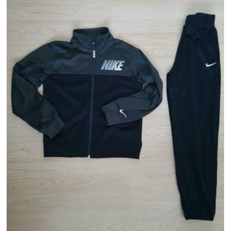 Nike trainingspak zwart maat 146/158 L