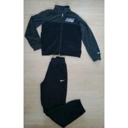 Nike trainingspak zwart maat 146/158 L