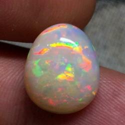 5.16 cts - Bright cabochon welo opal - cabochon. OPAAL