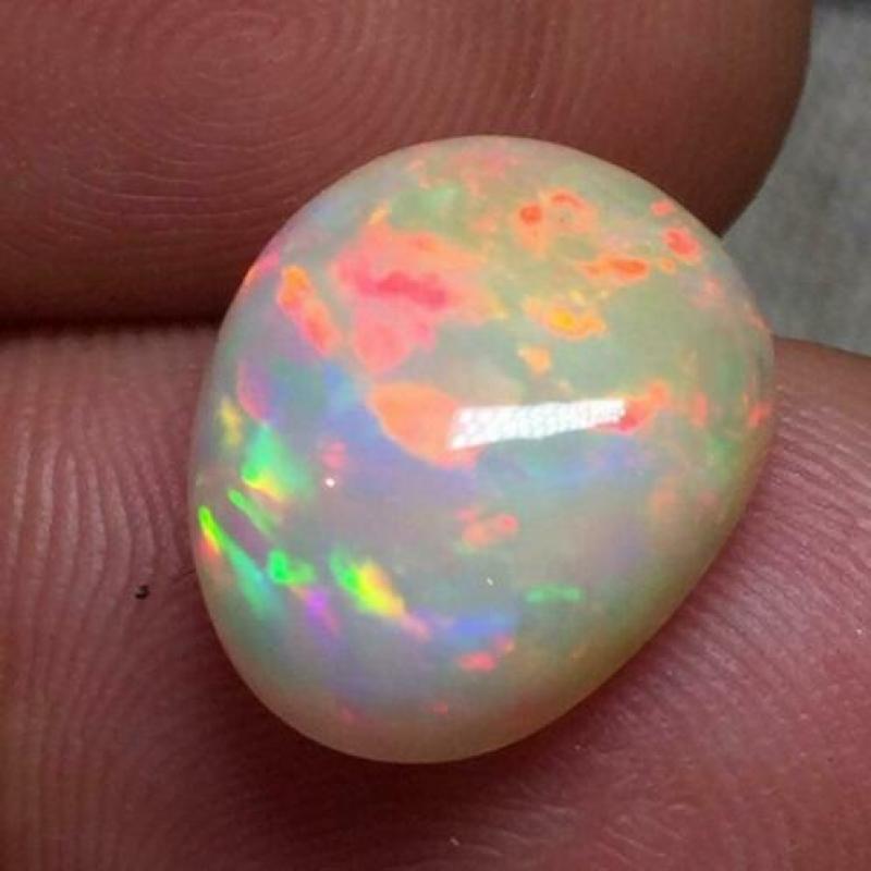 5.16 cts - Bright cabochon welo opal - cabochon. OPAAL