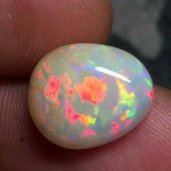 5.16 cts - Bright cabochon welo opal - cabochon. OPAAL