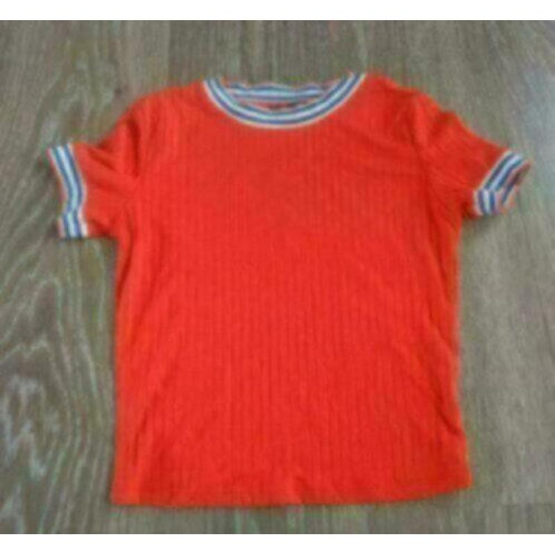 2 shirts mt 34 van Bershka, rood en lichtblauw