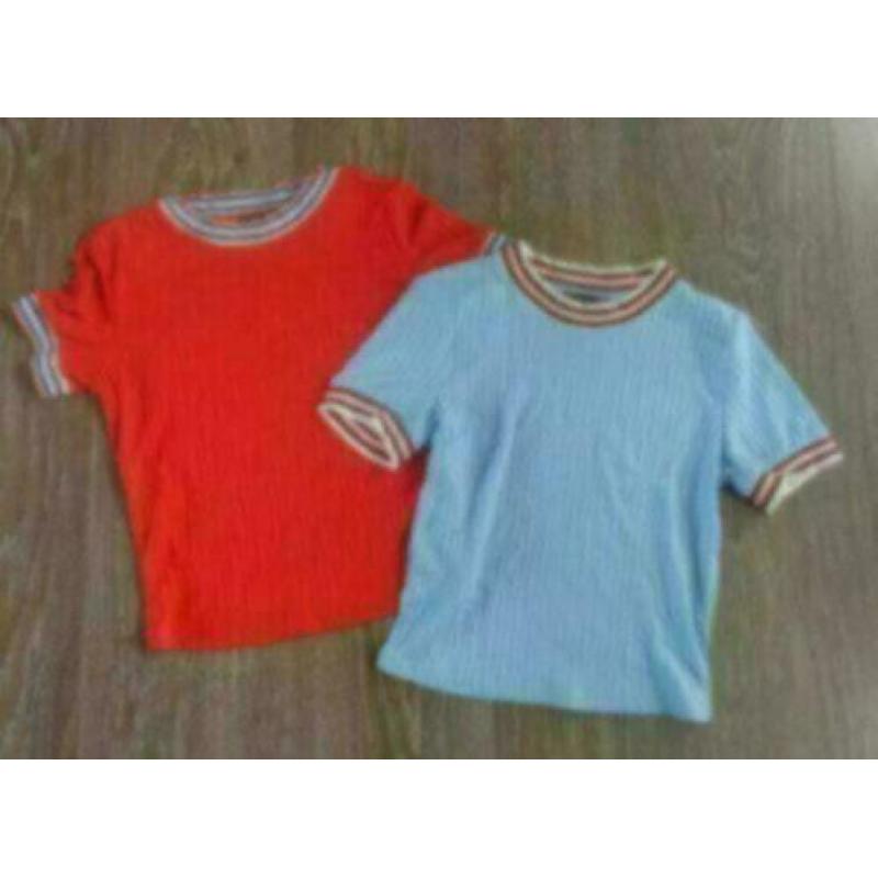 2 shirts mt 34 van Bershka, rood en lichtblauw