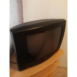 Kleuren televisie met afstandsbediening te koop.