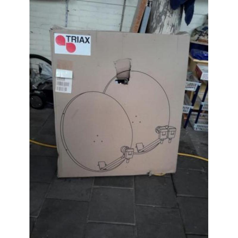 Triax 88 cm en Wisi Orbit 80 cm schotel